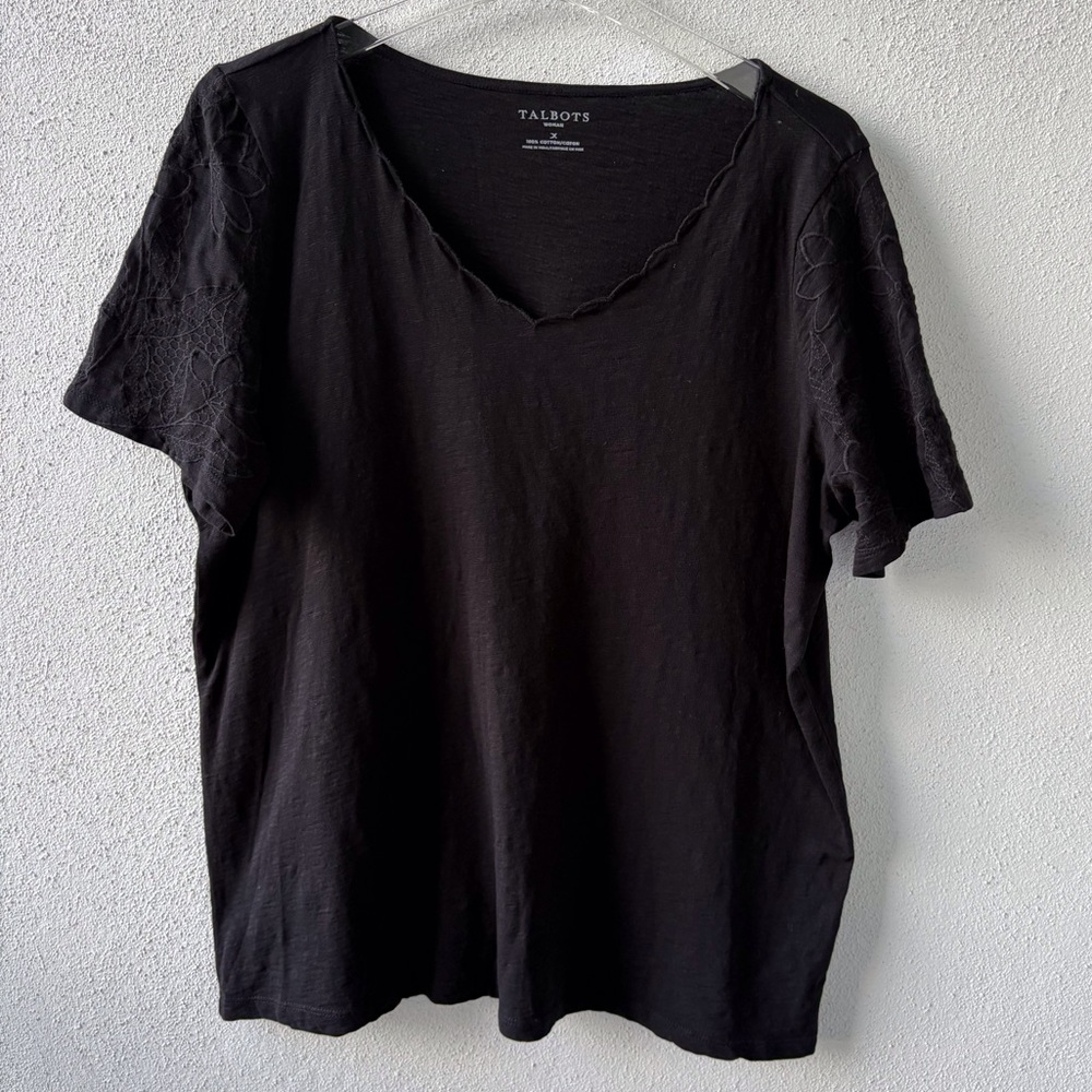 Talbots Woman Black Short Sleeve Tee Size X Embroidered Sleeve Scallop V-Neck